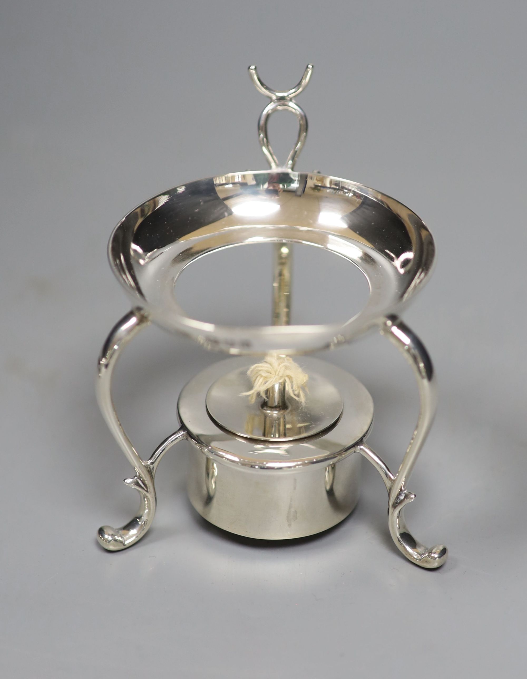 An Edwardian silver brandy warmer, on stand with burner, Henry Stratford, London, 1903, height 14.7cm, gross 9oz.